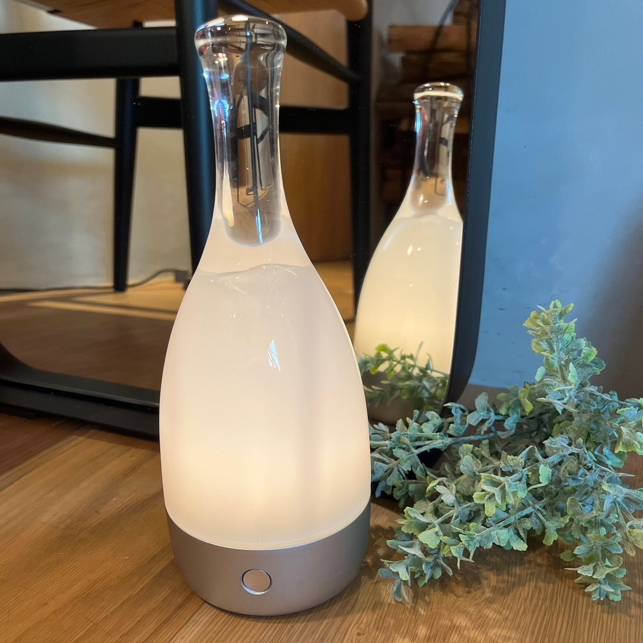 Ambientec Bottled (ボトルド) コードレス テーブルランプ | 照明