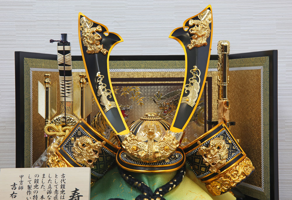 五月人形 コンパクト NAMI（ナミ）| 木製収納飾りのモダン武将兜