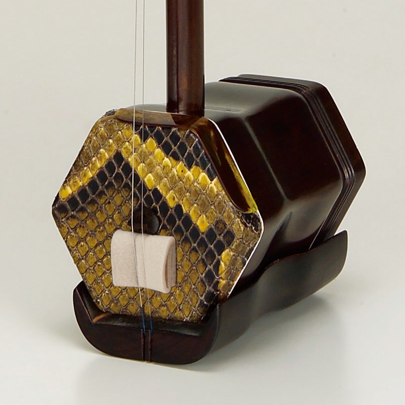 調弦がしやすい金属軸糸巻き採用の紅木二胡 ER-500M