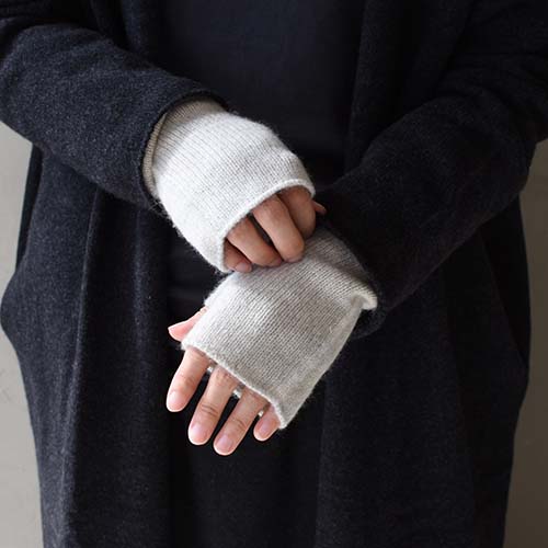 v002g044) / evam eva(エヴァムエヴァ) /cashmere seamless arm warmer