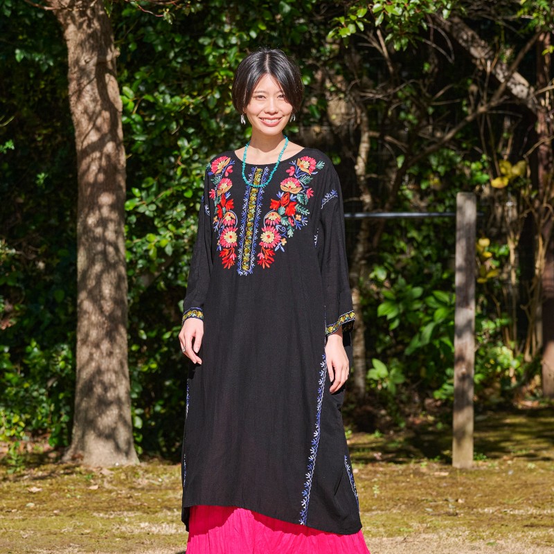 アリ刺繍ドルマンワンピース｜マライカ公式通販