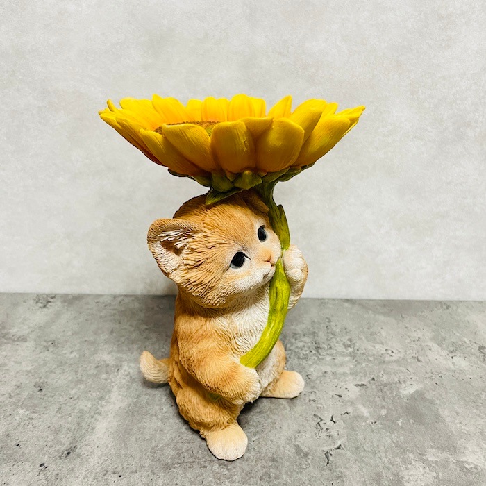 かわいいネコの置物 ひまわりのトレイを持つ茶トラ猫 高さ22.5cm