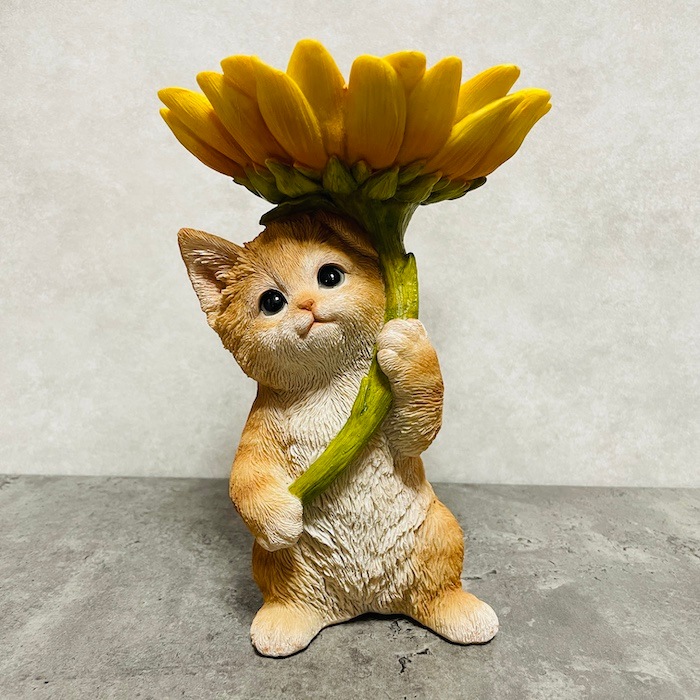 かわいいネコの置物 ひまわりのトレイを持つ茶トラ猫 高さ22.5cm