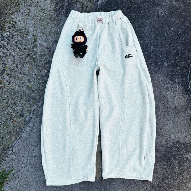 apastideal ベルトループ付きスウェットパンツ archiveポーカーズ ベルトループ付き刺繍スウェットパンツ N586