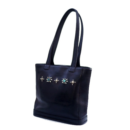 オールドコーチにヴィンテージ加工を施したスタッズや天然ターコイズで