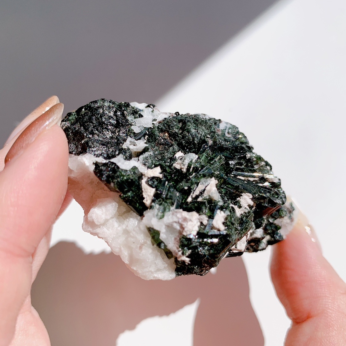 グリーントルマリンonアルバイト 原石 | 原石 | Crystals by Purely