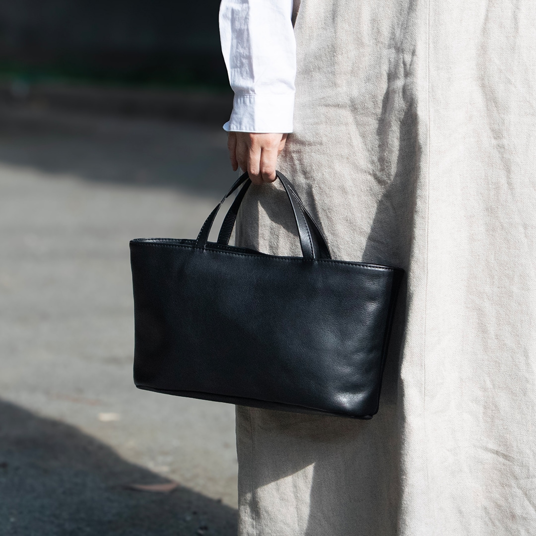 かぶせ付き横長レザートート｜本革・日本製トートバッグ｜上品で軽量