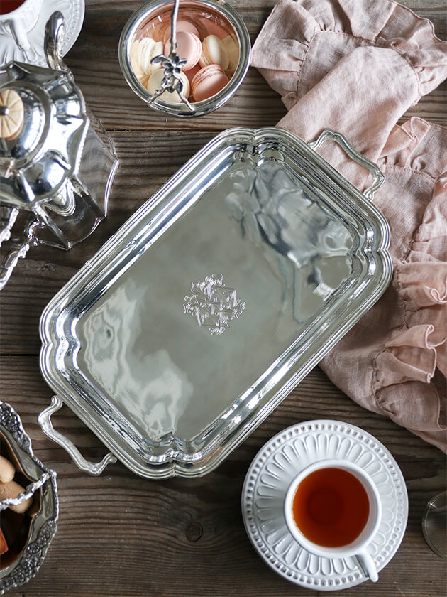 Royal Family ハンドル 付きレクタングル トレー 38 x 21 シルバーオン