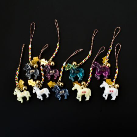 開運 馬(干支)のクリスタル根付お守り（色・種類はおまかせとなります