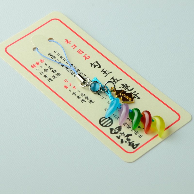 神秘的パワー ネコ目石 勾玉五連守 ストラップタイプ｜白崎八幡宮