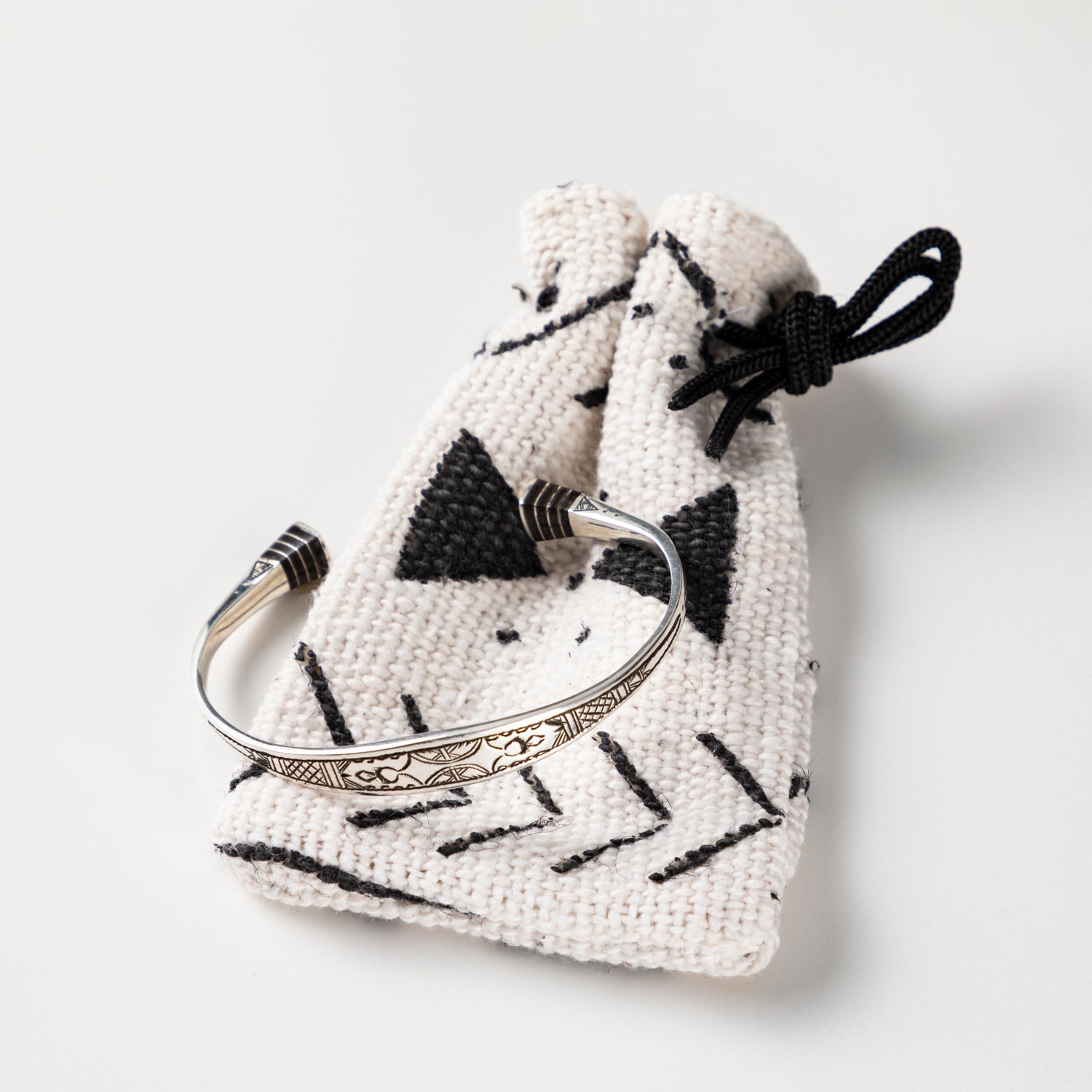 Adawat'n Tuareg | アダワットトゥアレグ シルバーバングル “アガジズ