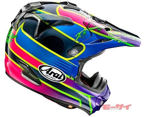 派手なカラーリングを特徴とするアライ・Vクロス4のレプリカモデル