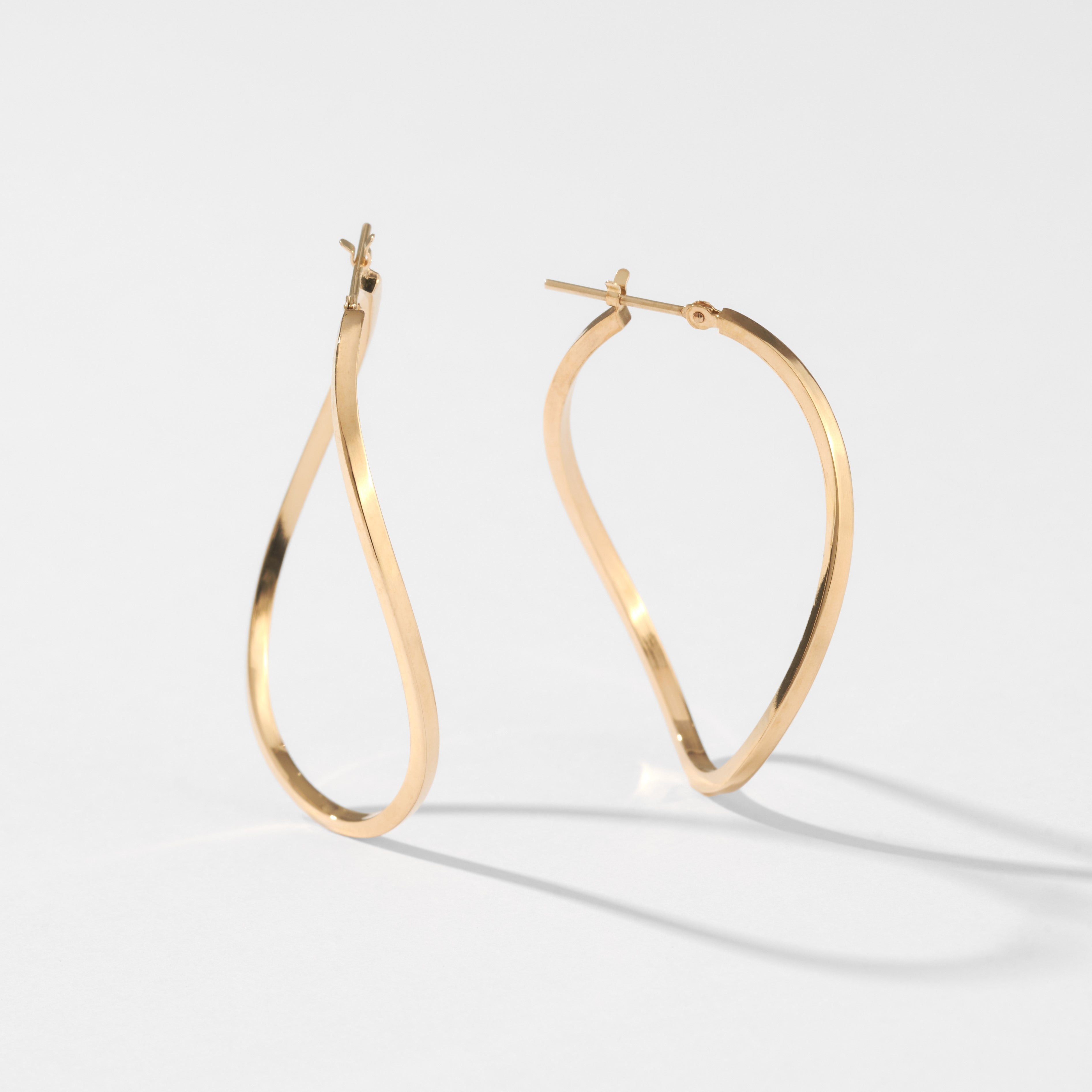 K10 ひねり フープピアス - me.（エムイードット）