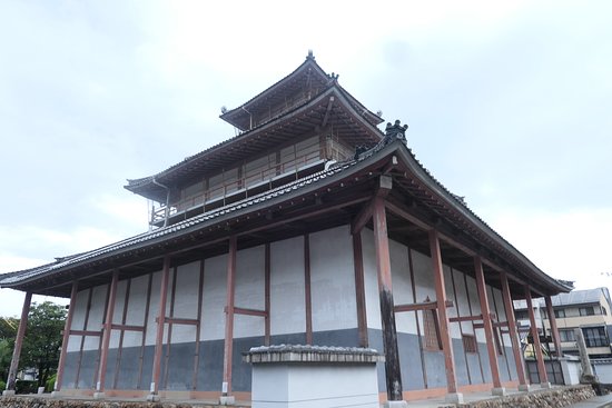 正法寺の大仏殿は江戸時代後期の明朝様式と和様が融合した建物で、高さ