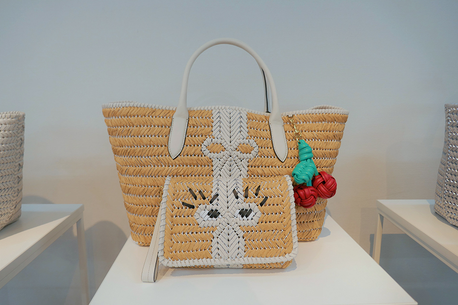 アニヤ・ハインドマーチ」の19年春夏コレクション “ニーソン”バッグに