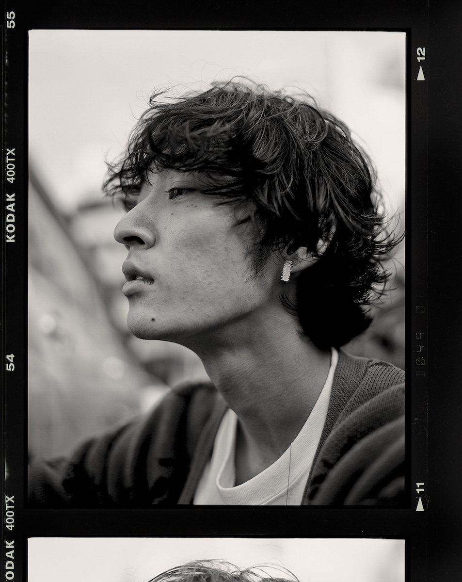 ブラックアイパッチ」が限定25脚のカスタムチェアと“取扱注意”ピアスを