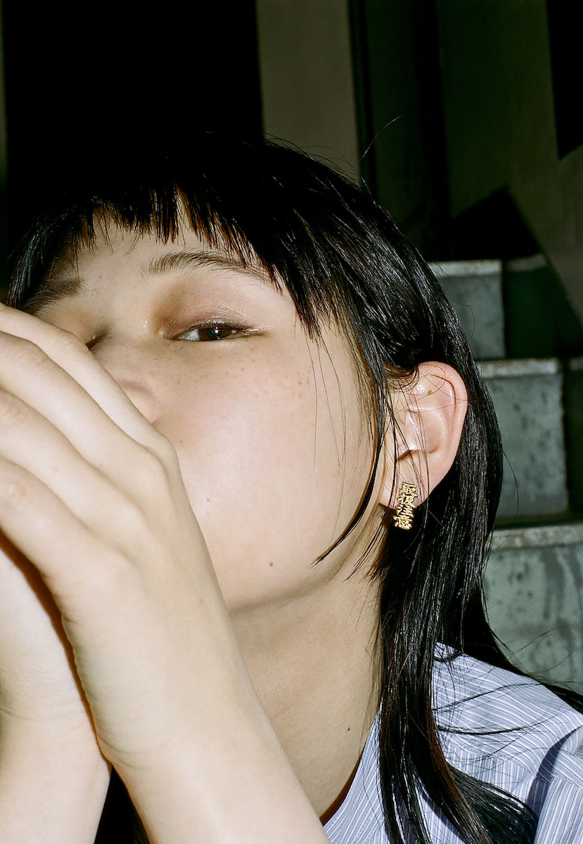 ブラックアイパッチ」が限定25脚のカスタムチェアと“取扱注意”ピアスを