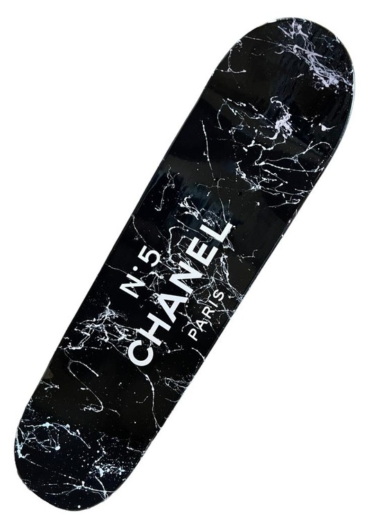 ▷ Chanel Marbled black and white skateboard by Guillaume