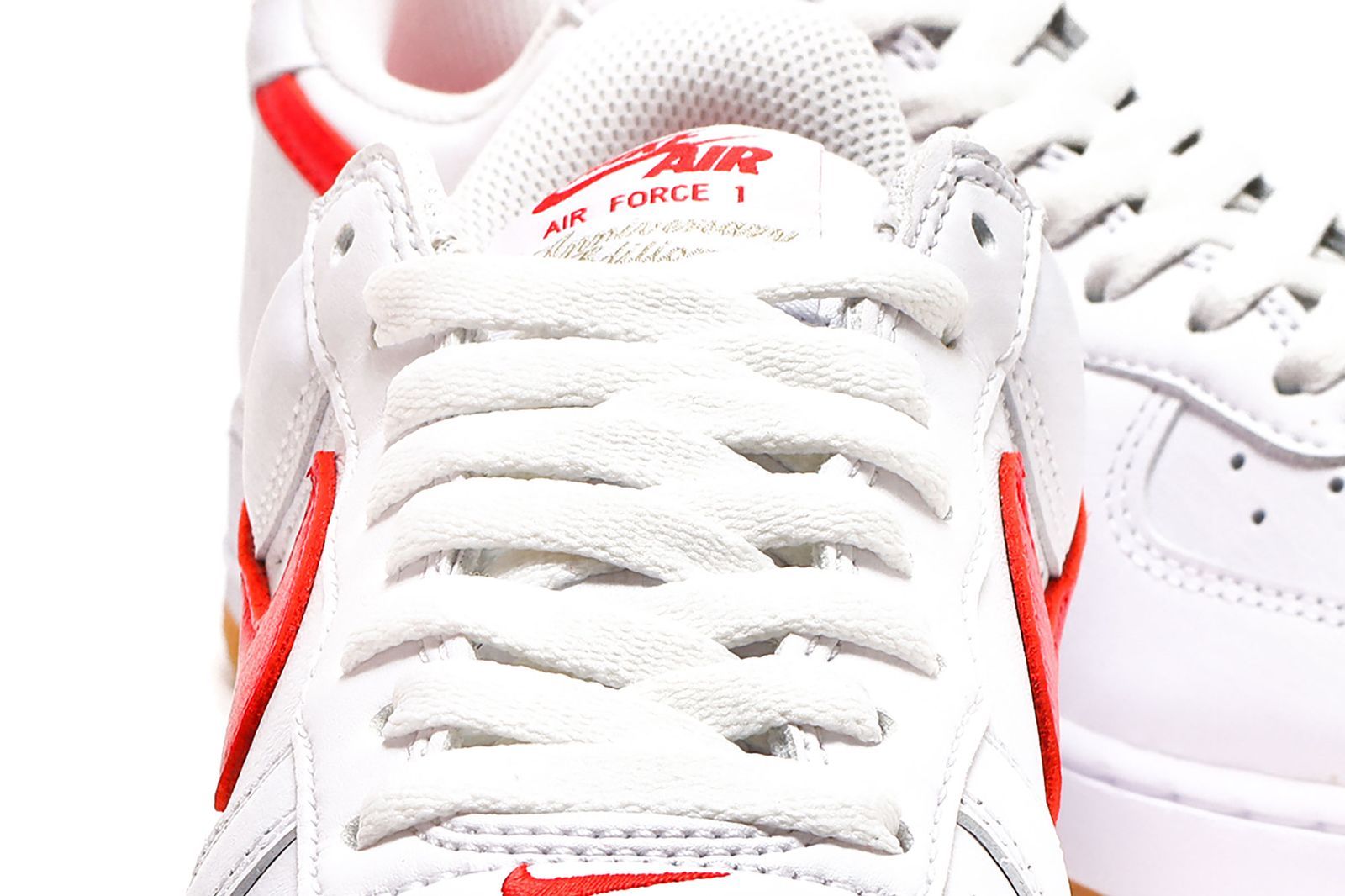 ナイキ「エア フォース 1」の生誕40周年を記念して、“WHITE/RED”の