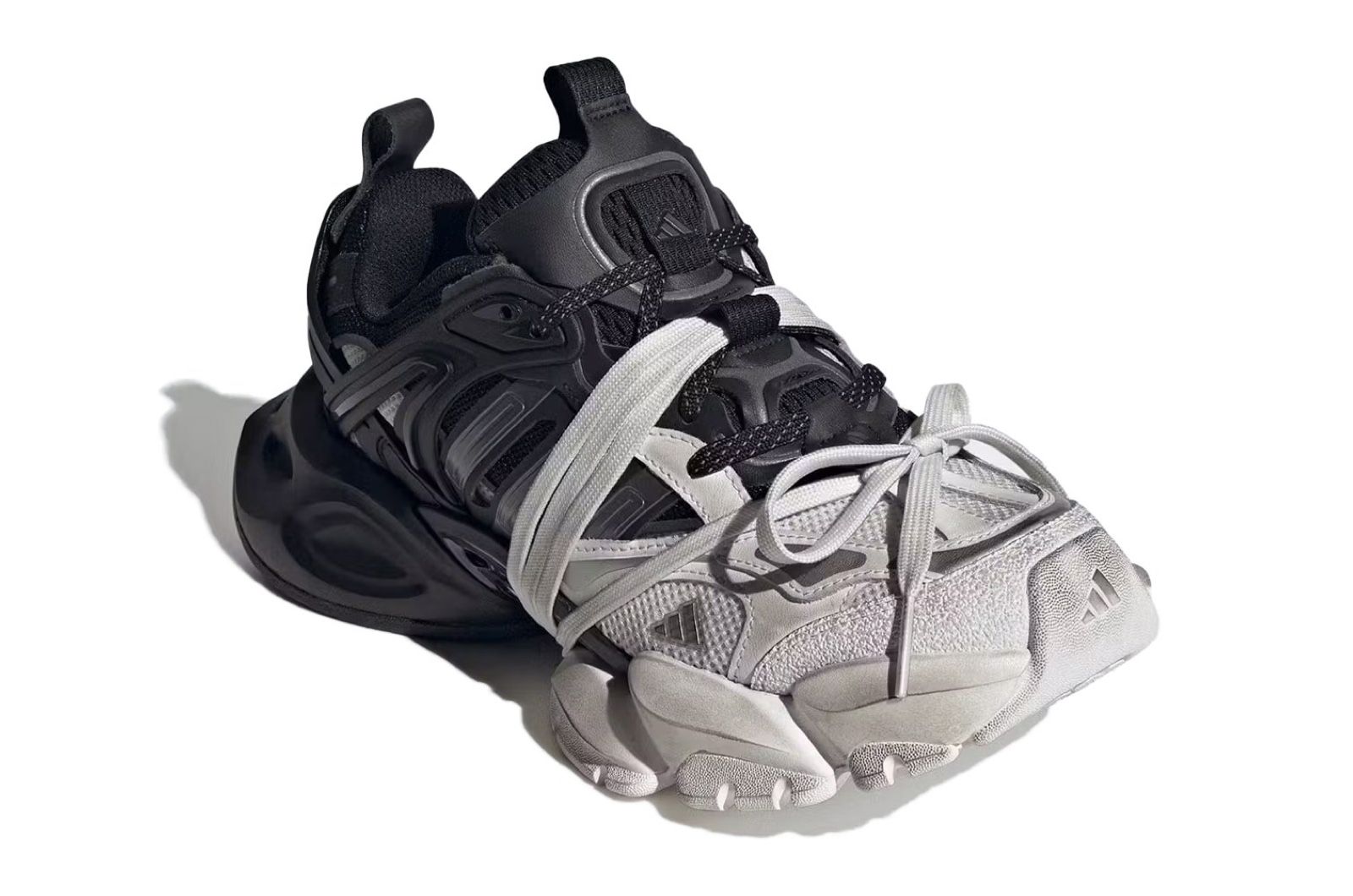 アディダス「XLG ランナー デラックス “Core Black”」は、存在感満点の