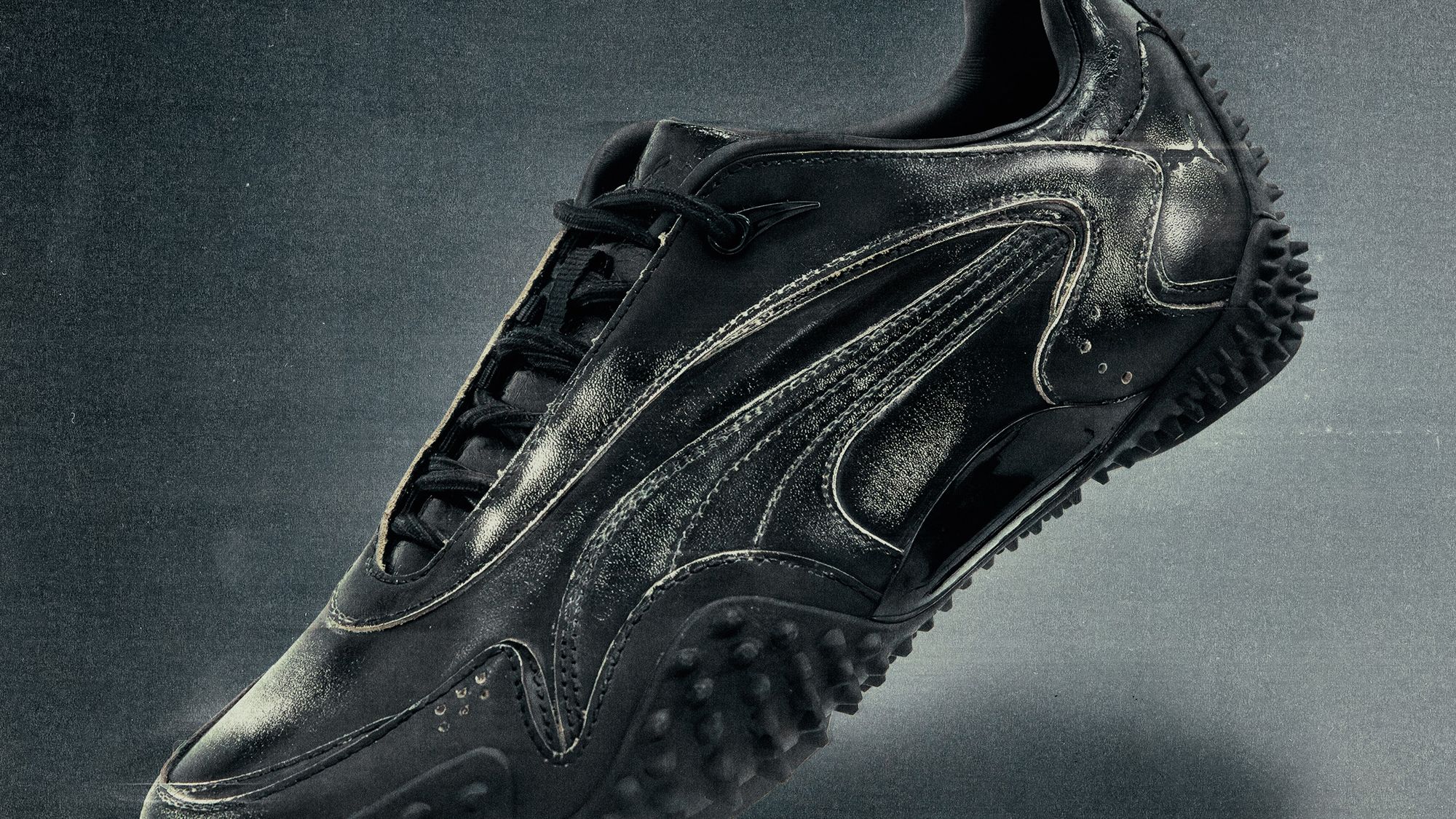 ガディッド アノニム × プーマ、ブラックレザー仕様の「モストロ XC