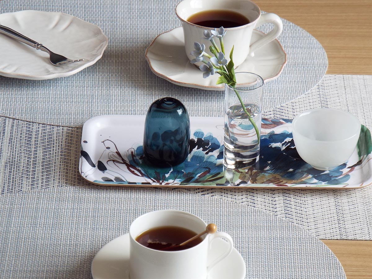 北欧デザインの淡いブルーの花柄の木製トレー｜スウェーデン・ary社