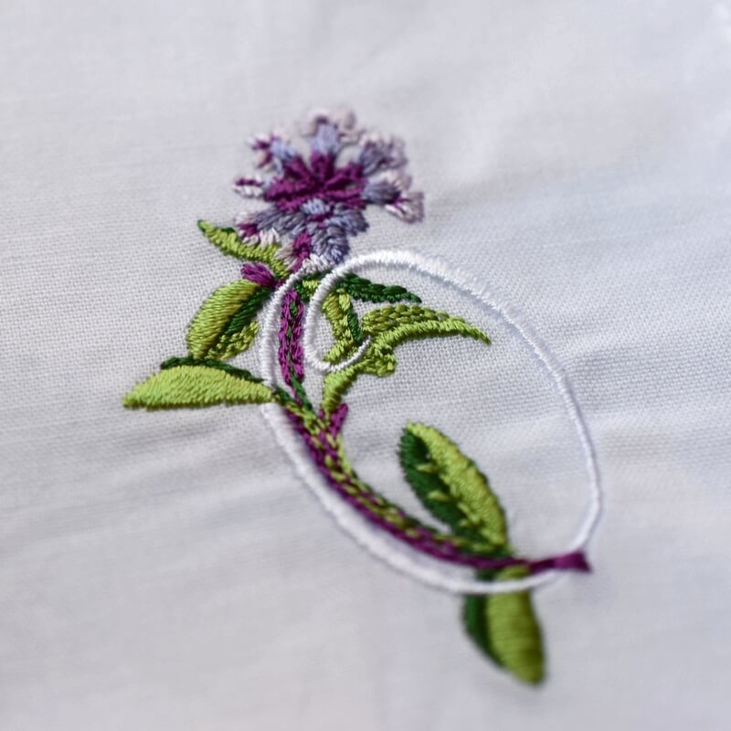 イニシャル[O]オレガノの花_刺繍入り白いハンカチーフ | mimi刺繍 mimi