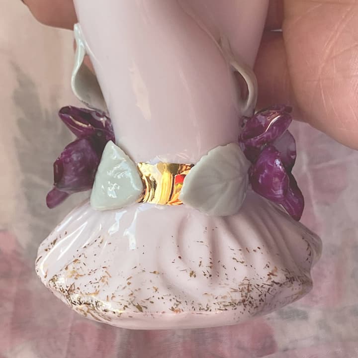 03Lefton 菫を飾ったピースの手のオブジェポーセリンリングホルダー