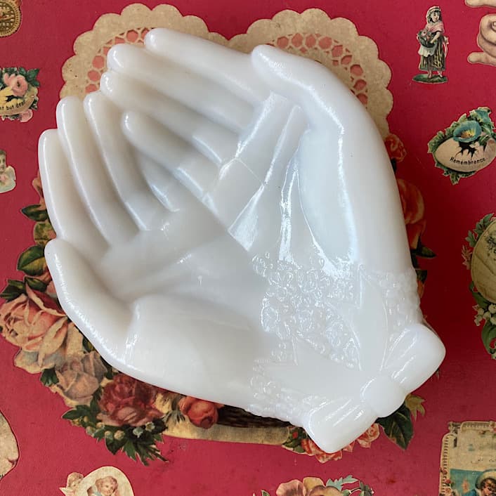 12『TOUCH OF BEAUTY』 Avonホワイトミルクガラスハンドトレイ両手タイプ