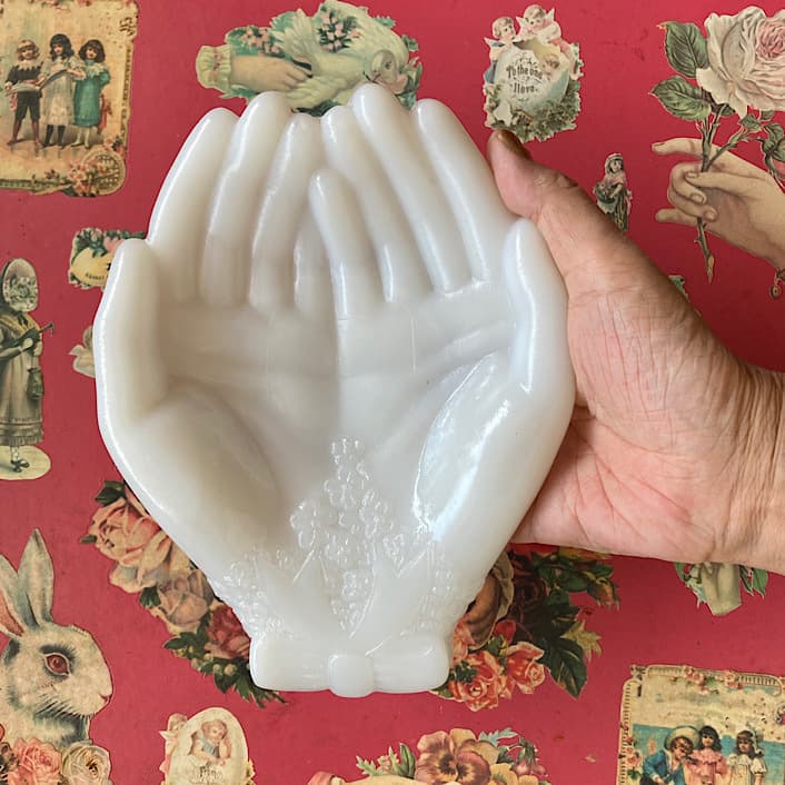 12『TOUCH OF BEAUTY』 Avonホワイトミルクガラスハンドトレイ両手タイプ