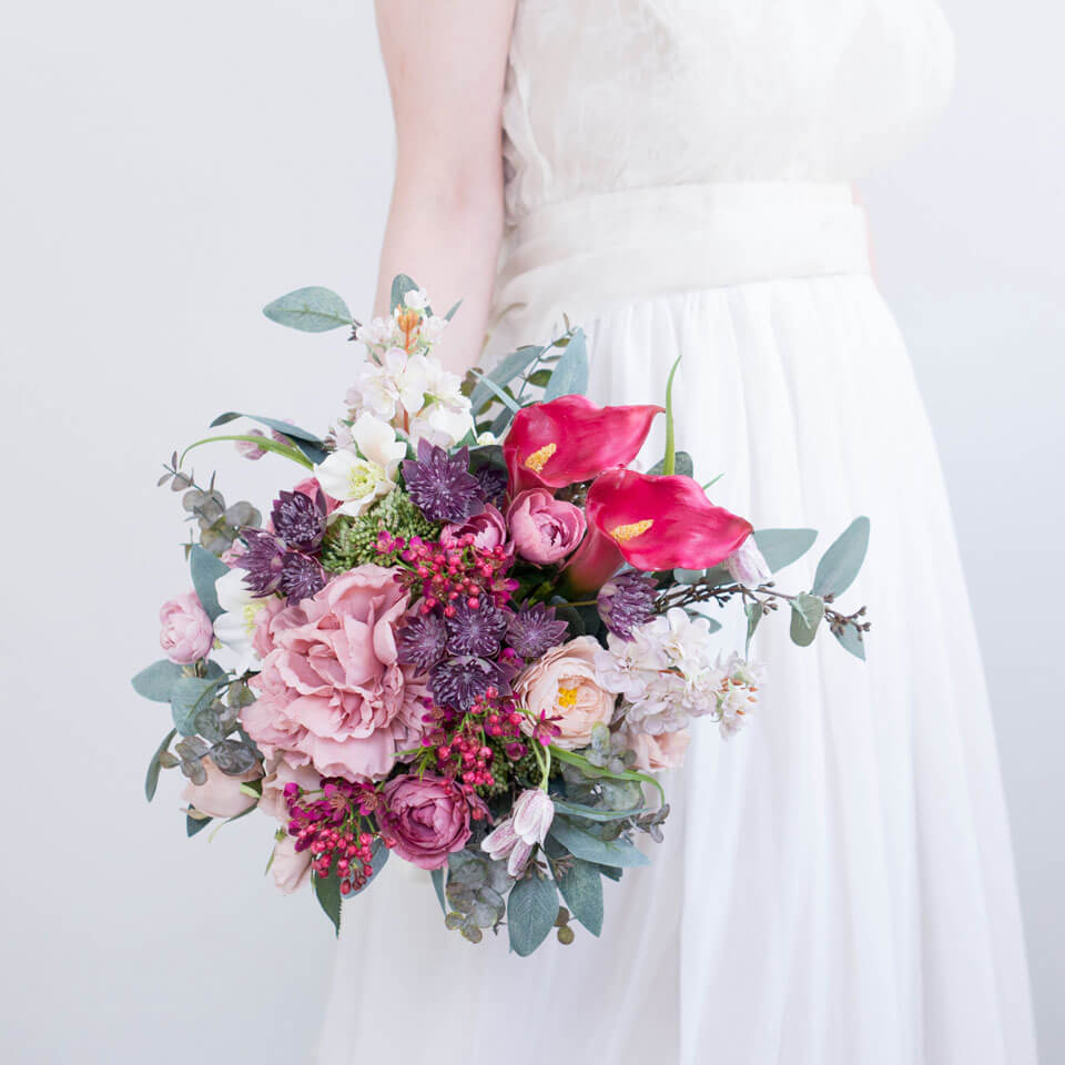 ワインレッドカラー×ピオニーのクラッチブーケ | mille la chouette