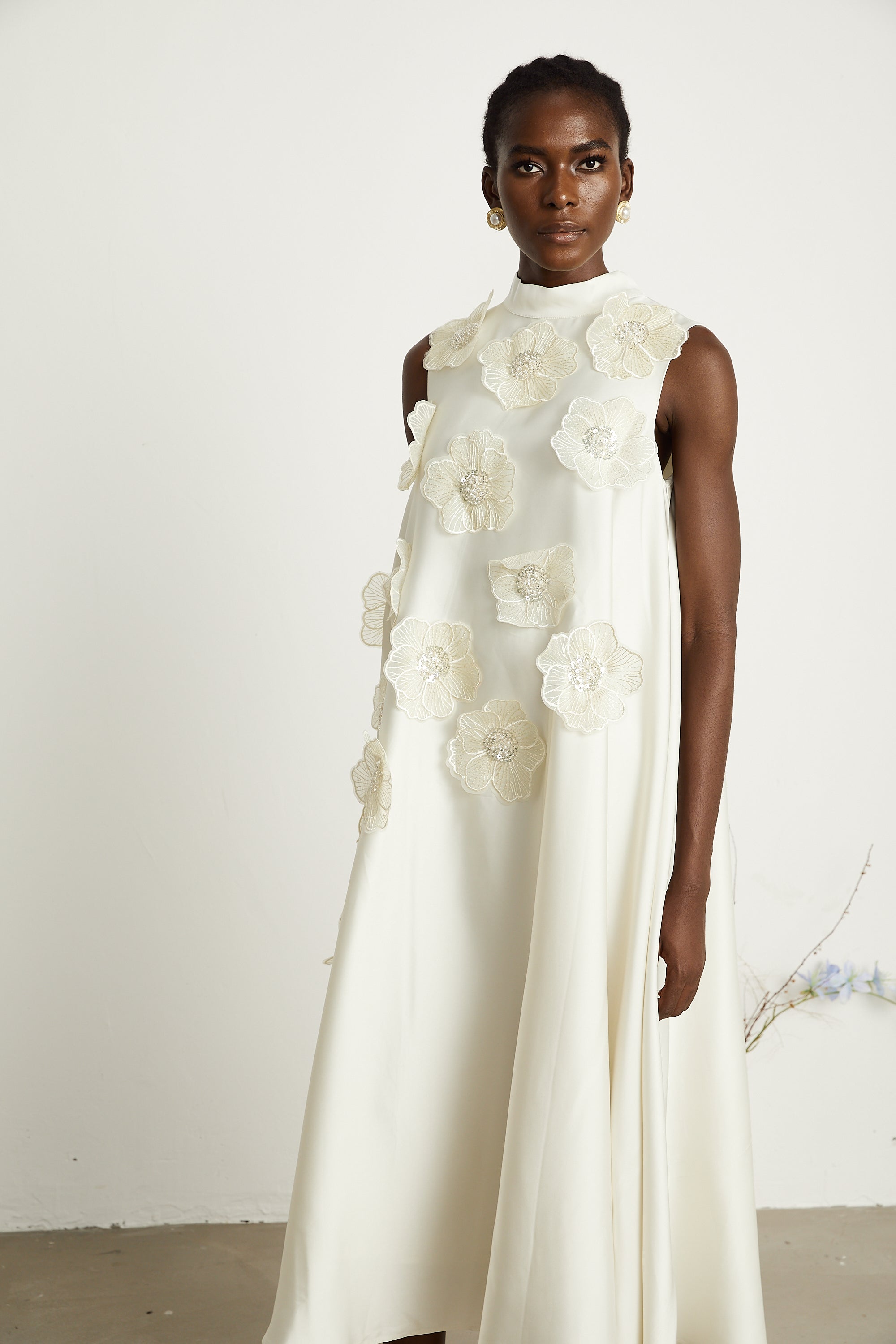 Émilie sleeveless floral-applique midi dress in White