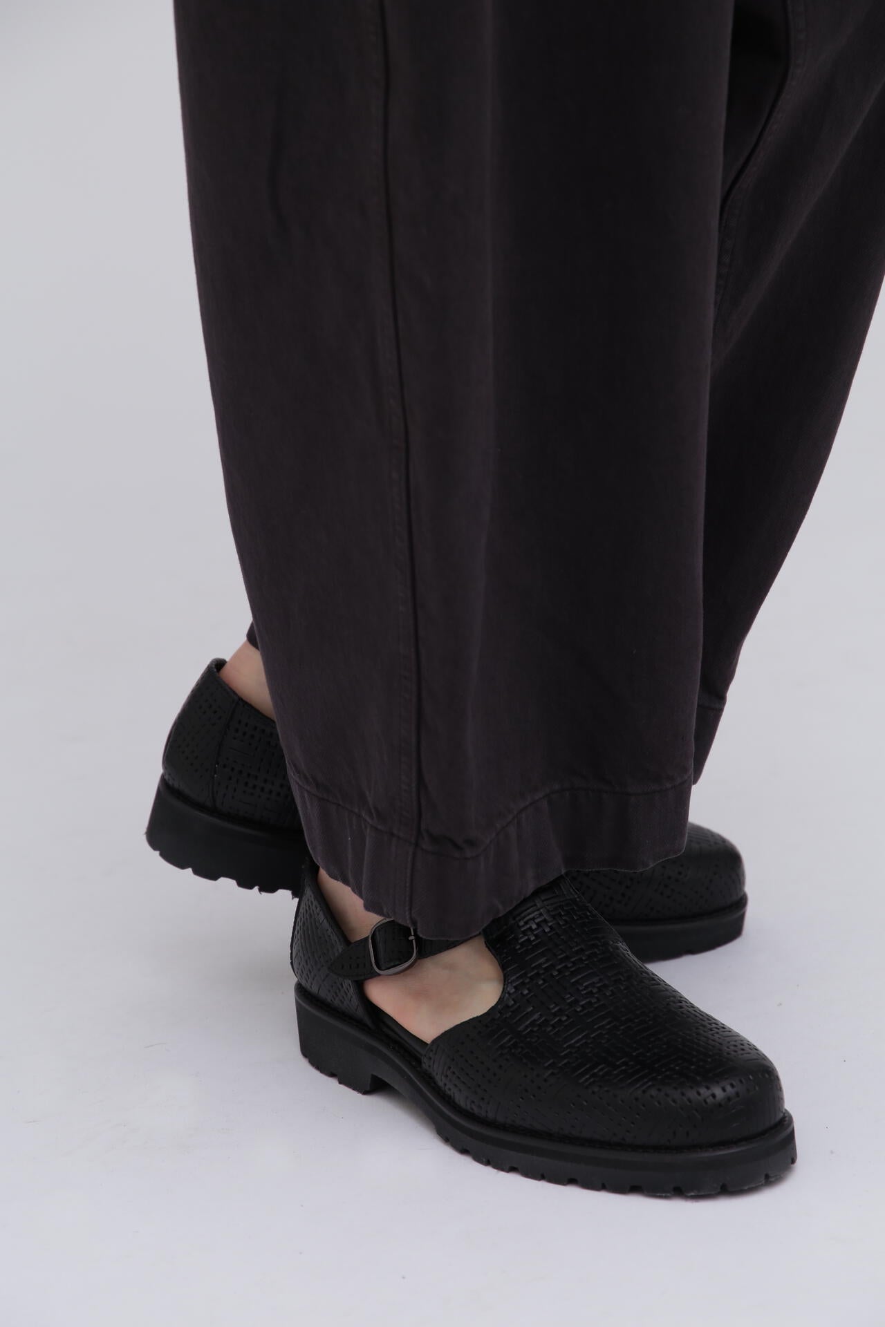 Tomo & Co / EMBOSSED CZECH GURKHA SANDAL | THE LIBRARY（ザ ライブ