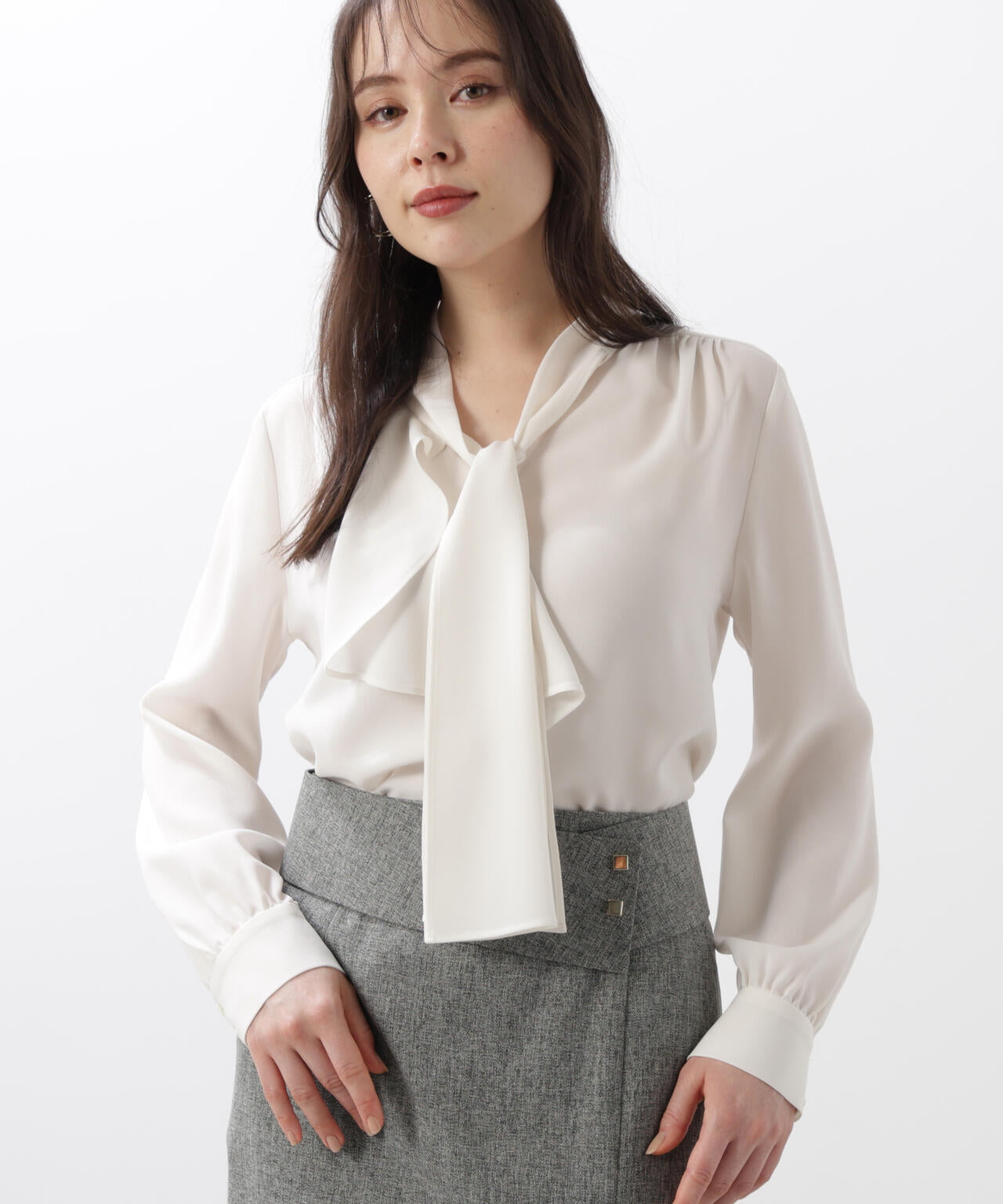 WEB/店舗限定カラー］ラッフルアクセントボウタイブラウス