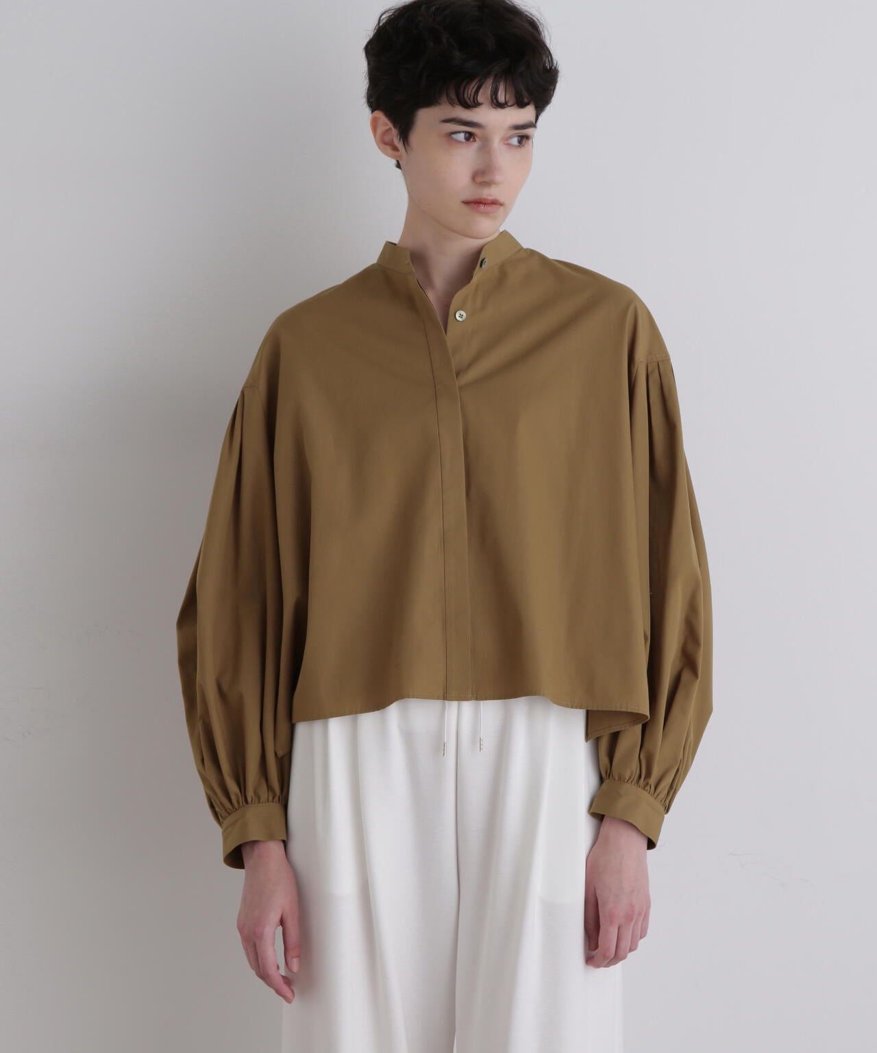 ショートタイプライターギャザーブラウス | LE PHIL（ル フィル