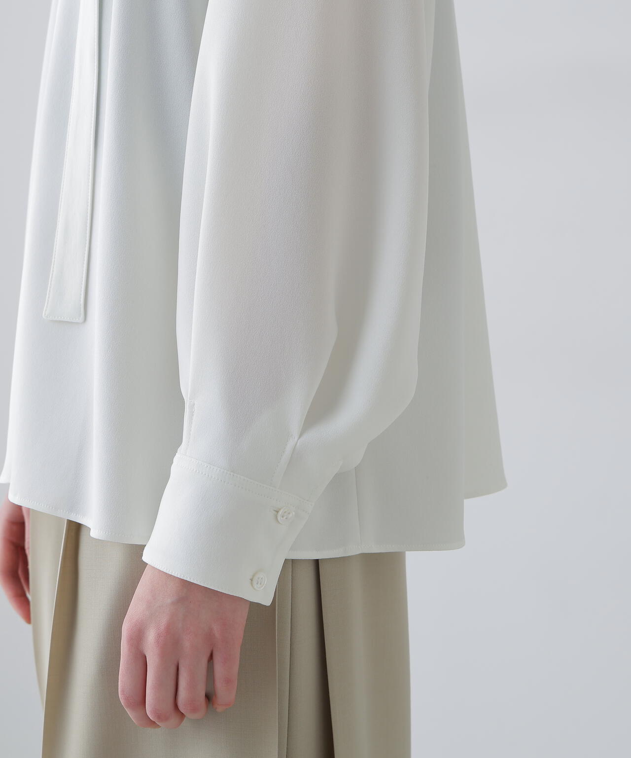 バックサテンジョーゼットブラウス | ADORE（アドーア） ｜【公式