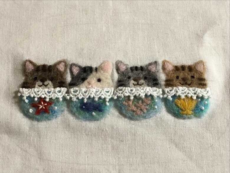夏の額飾り】マリンカラーの着ぐるみのねこ・羊毛フェルトのマーブル