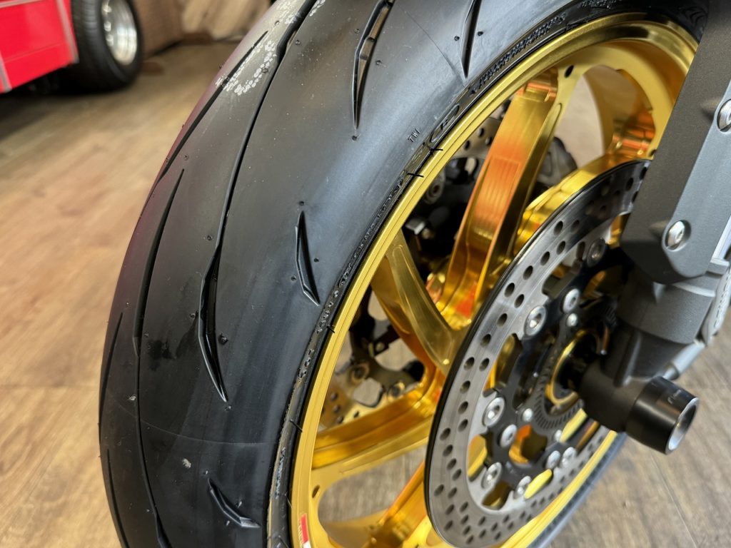 kawasaki Z900RS SE(marchesiniホイール) 新商品 DUNLOP Q5Aにタイヤ