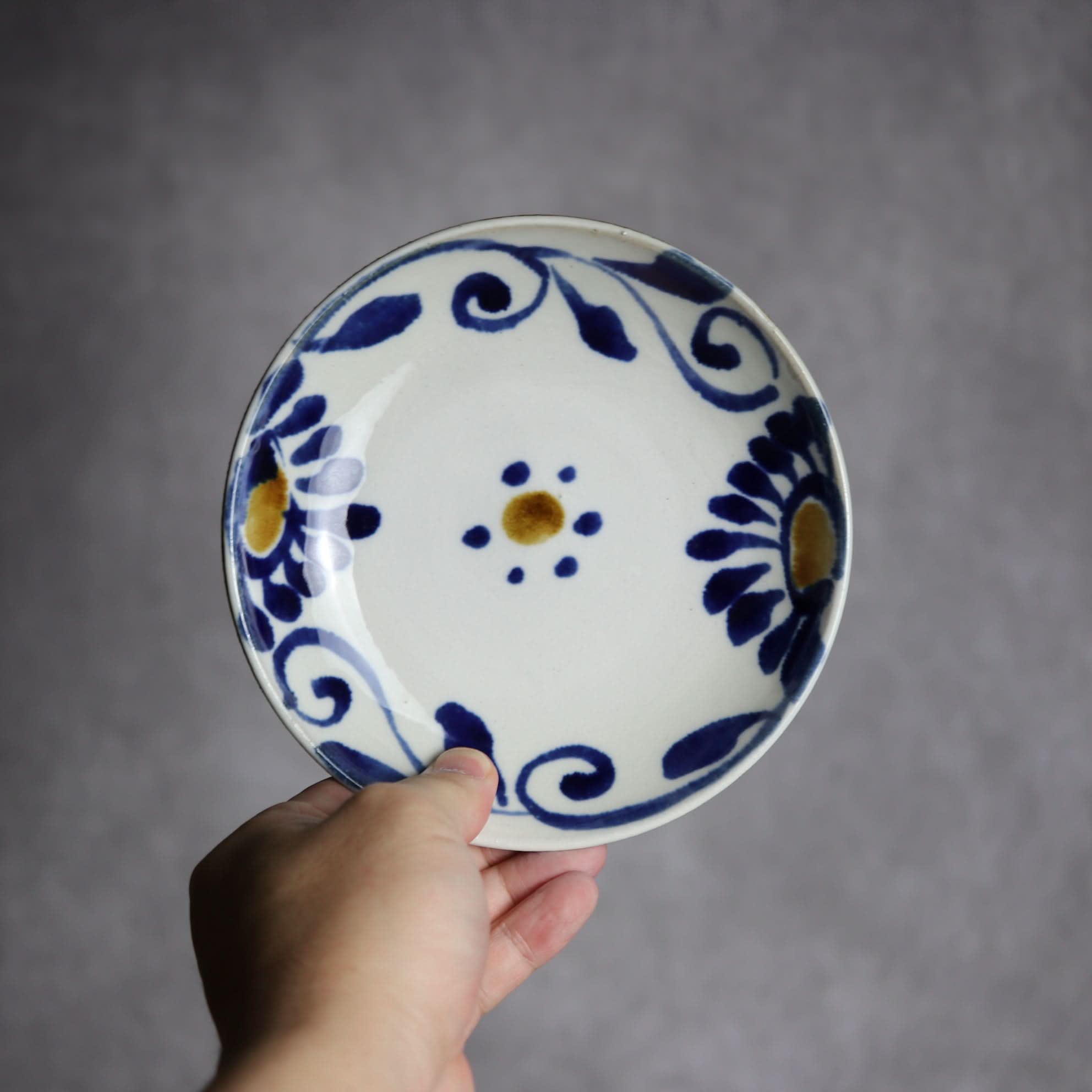 5寸皿1 飴 呉須釉 菊唐草 やちむん 陶器 拓美窯｜拓美窯｜やちむん