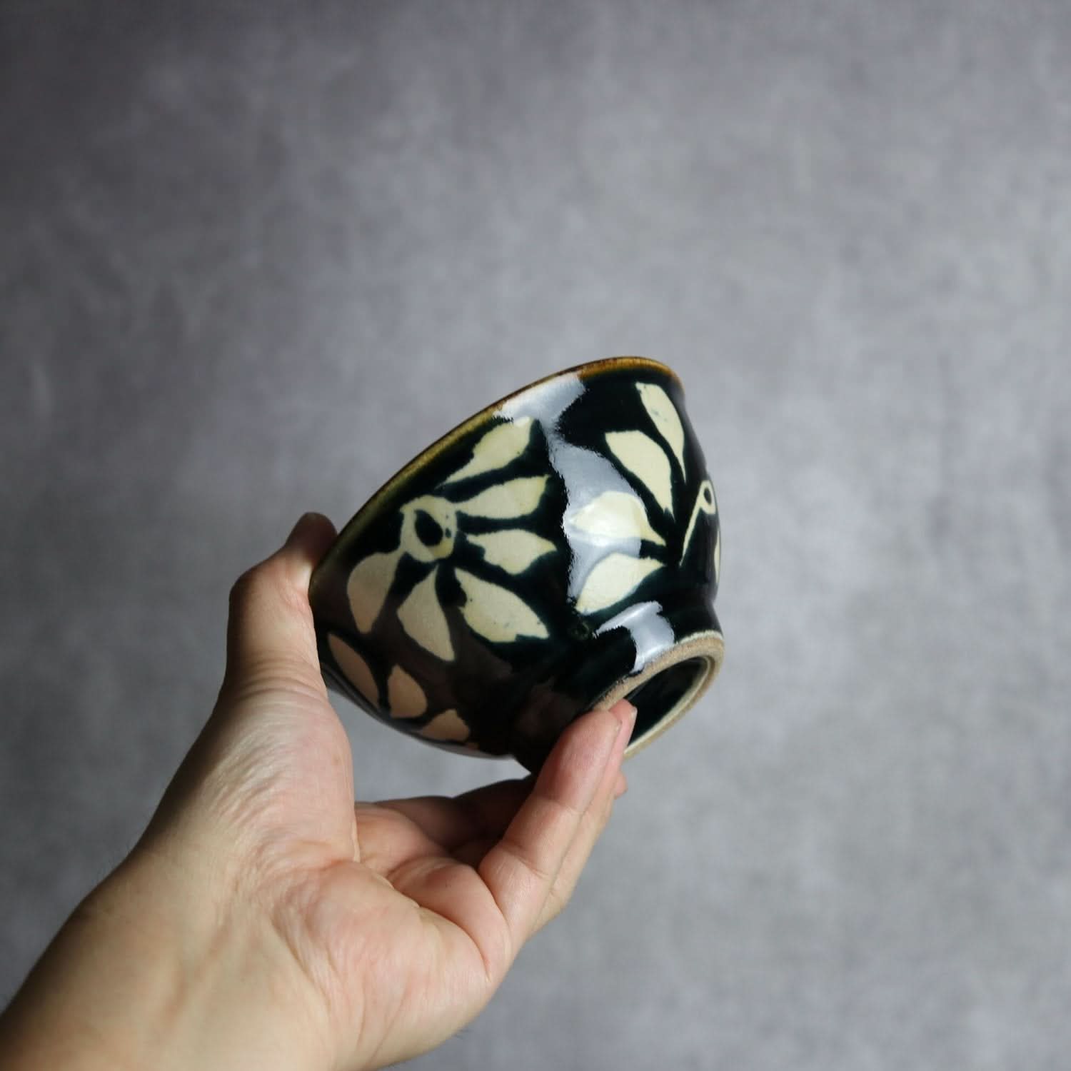 4寸マカイ 呉須釉 蝋抜 菊紋唐草 やちむん 陶器 真南風工房｜真南風