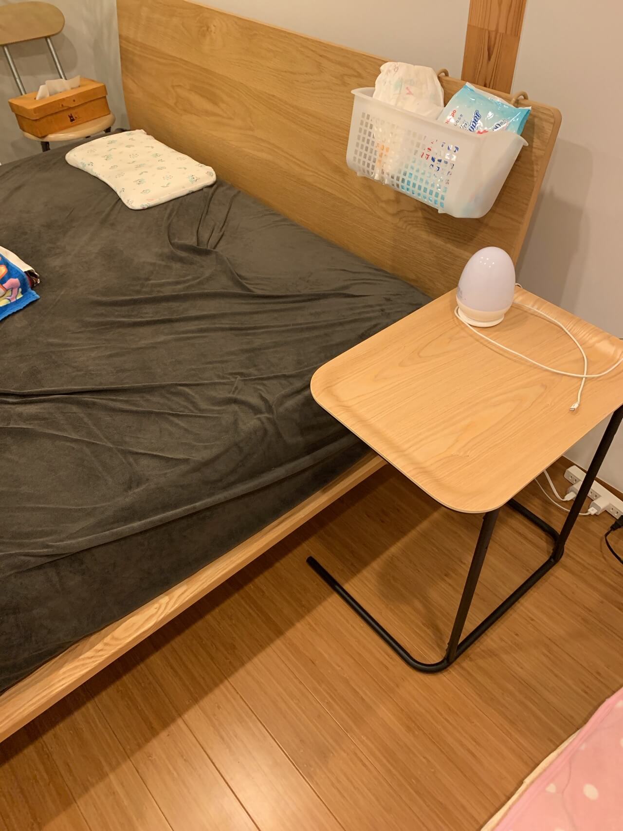 実例】無印のサイドテーブルを使いベッド周りの小物整理 | 無印良品の