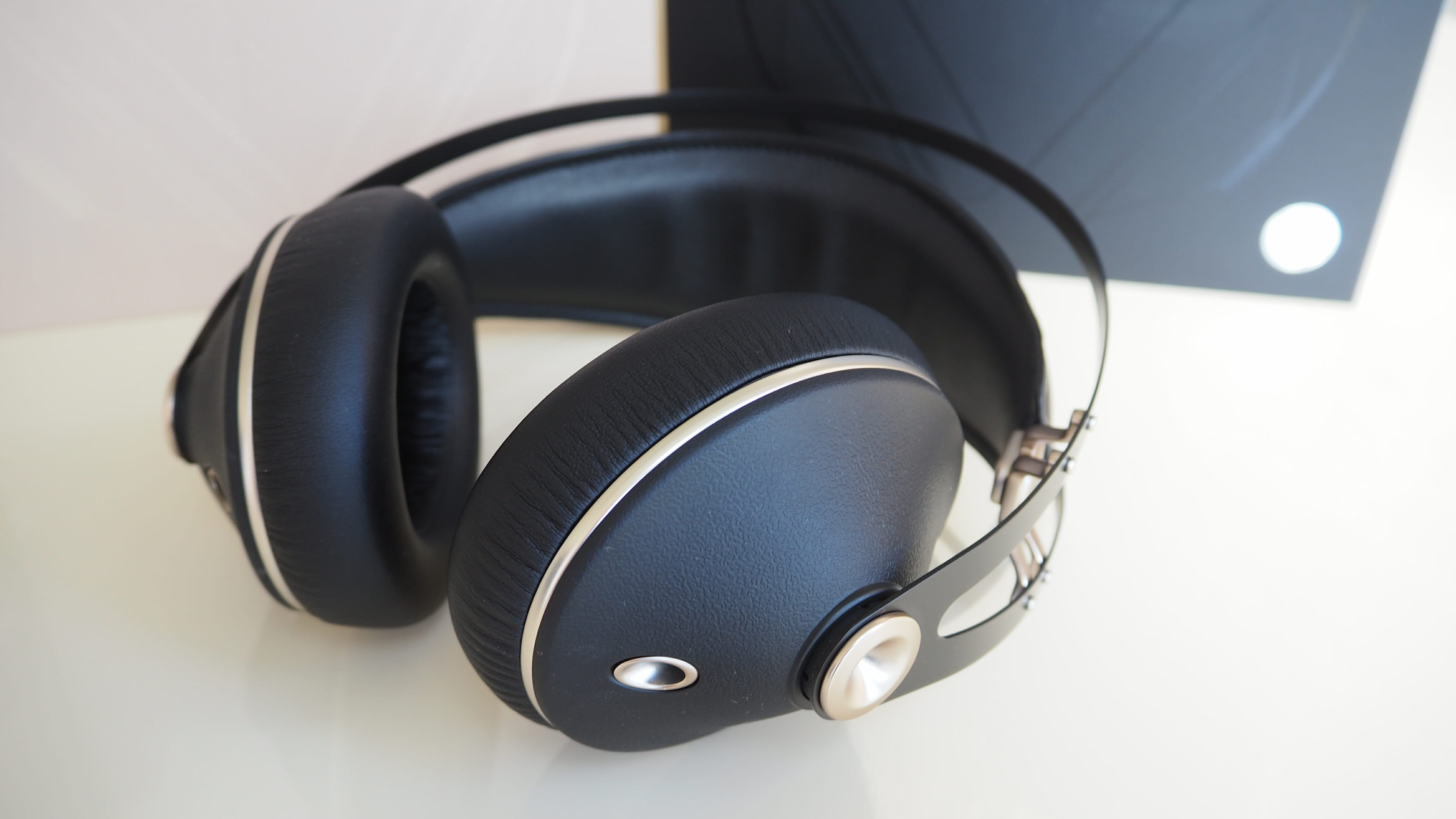 密閉型ヘッドホン MEZE AUDIO 99 NEOのレビューと99 CLASSICSとの聞き