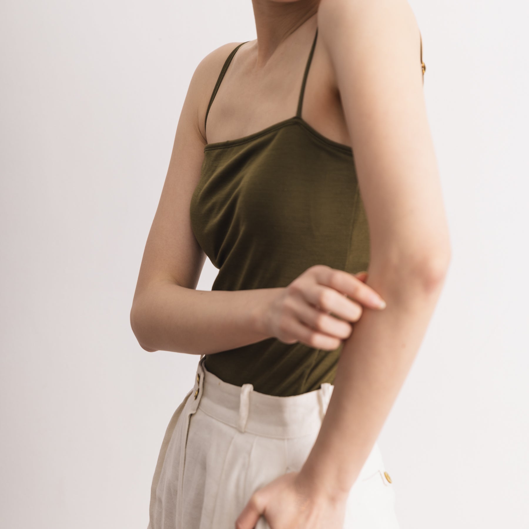 シルク100%ベアキャミソール, カップ付き, オリーブ／ベアトップ型