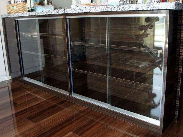 透明ガラス引戸式のカウンター下収納：工場直営！