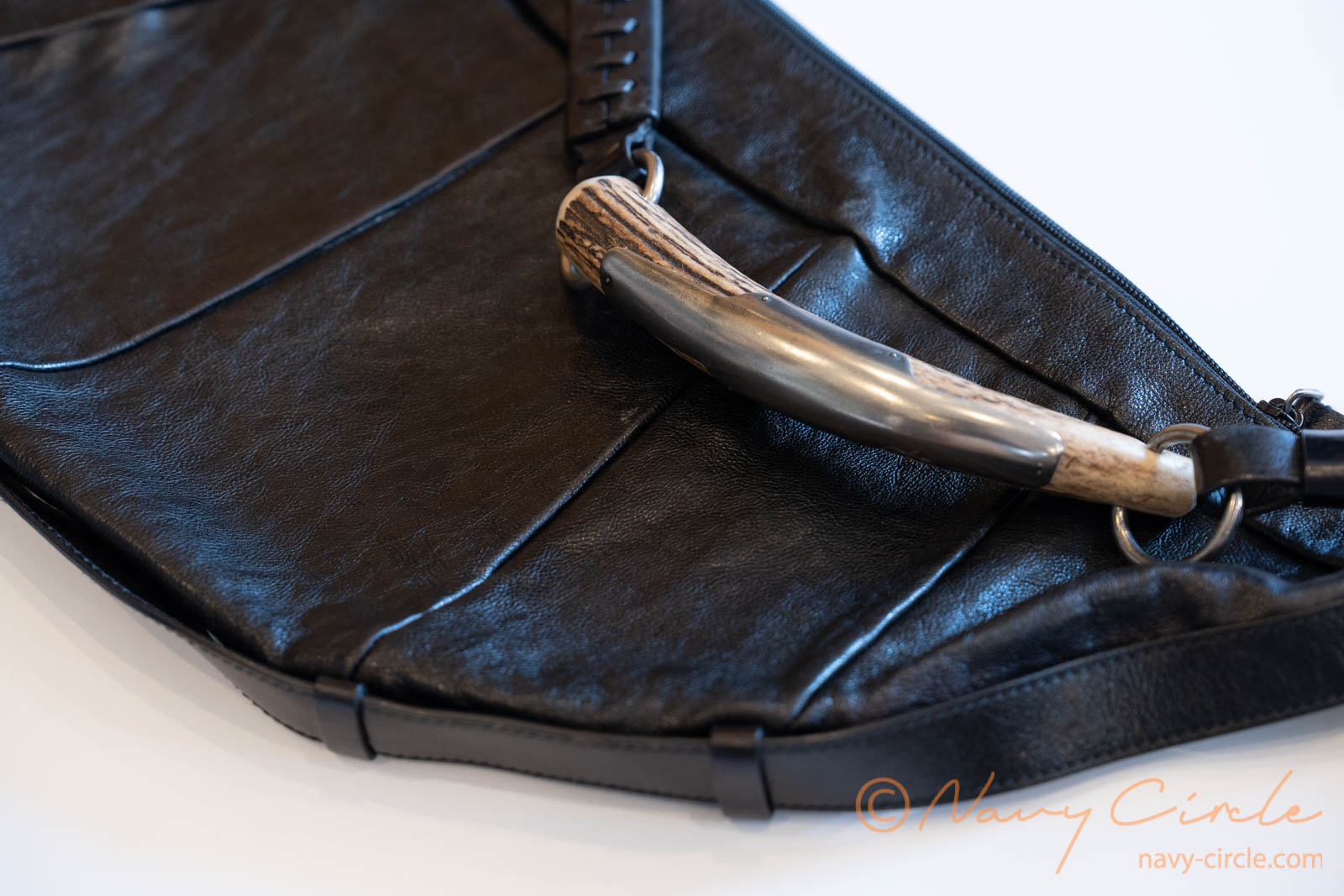 私の愛用品 (6) YSL rive gaucheの銘品鞄Mombasa | Navy Circle