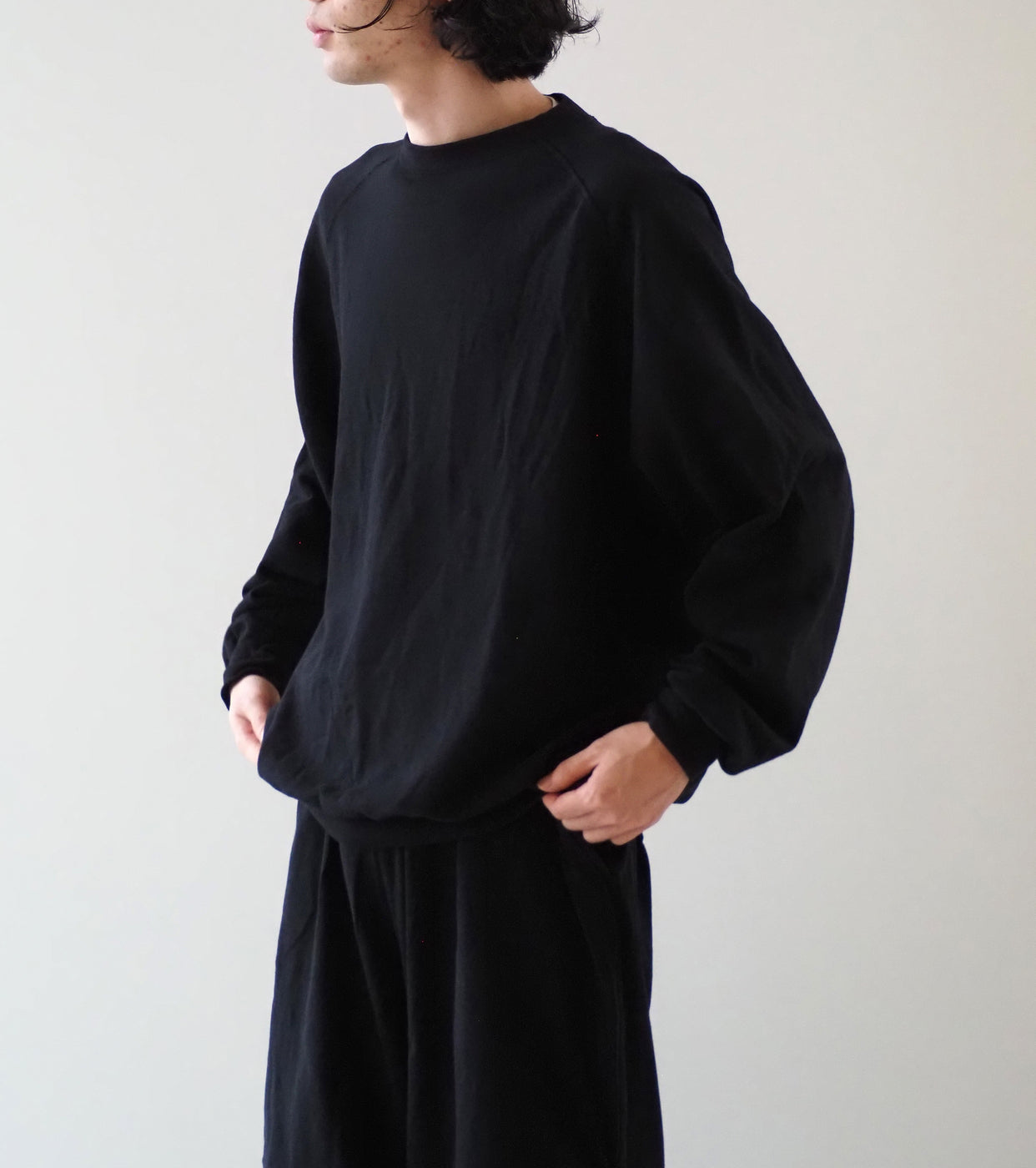 COMOLI LW コットン裏毛 クルーネック, Black – Navyblue