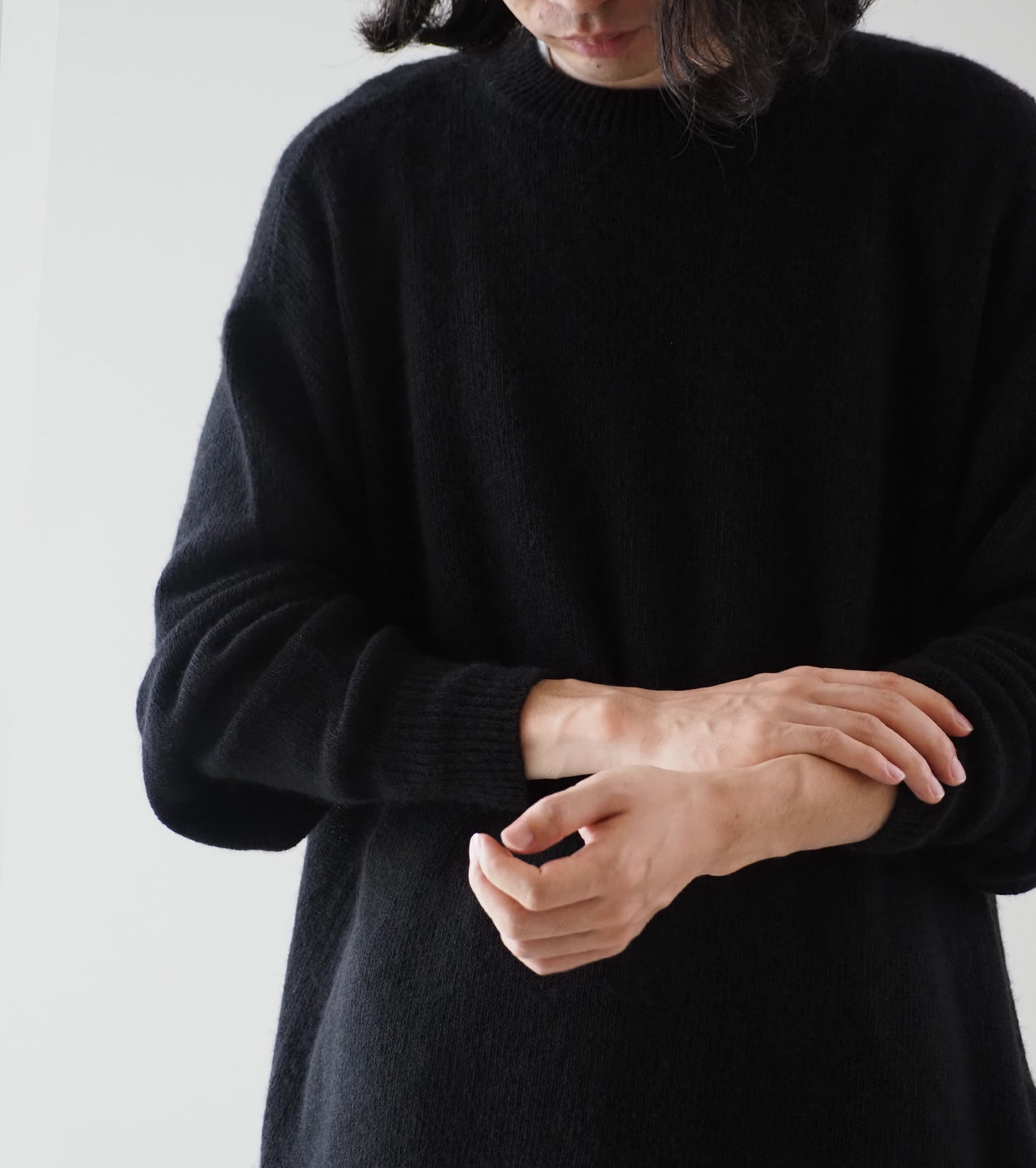 COMOLI Cashmere product dyeing crew neck knit , Black – Navyblue