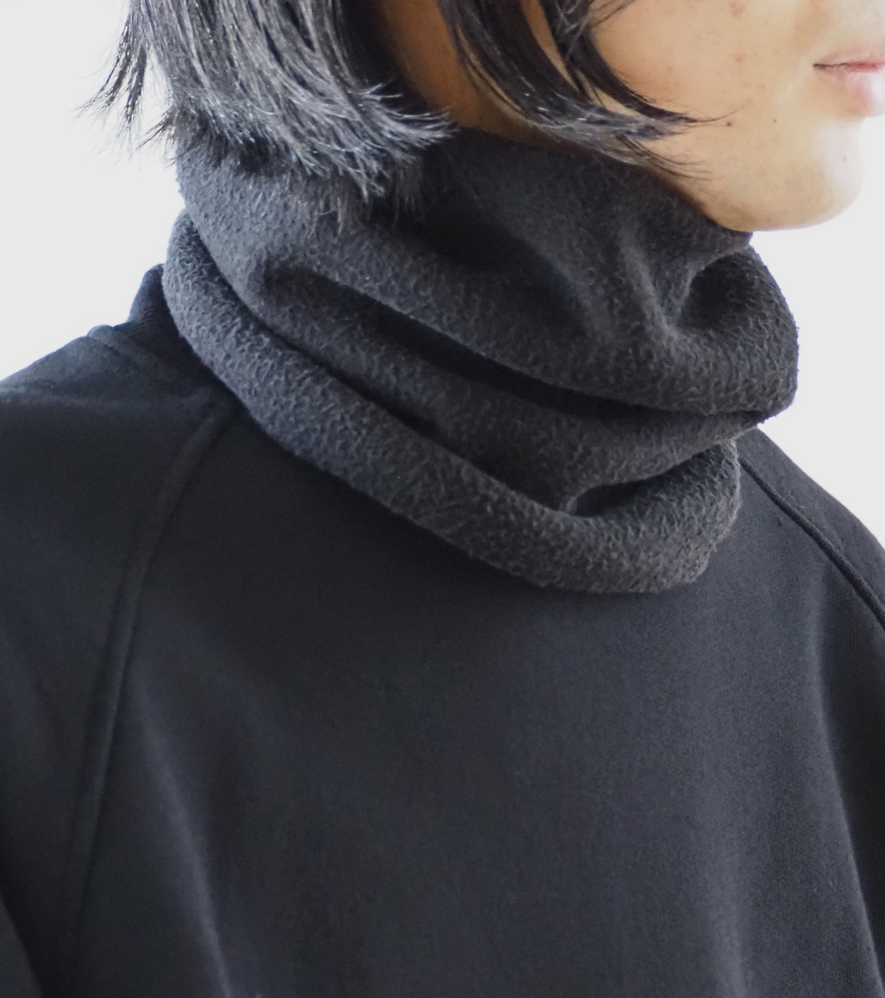 COMOLI フリース ネック ウォーマー, Fade Black – Navyblue