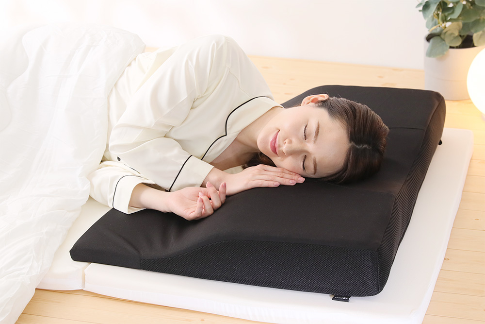 使用レビュー】スタッフ3名が『RAKUNA整体枕ワイド』を使ってみました