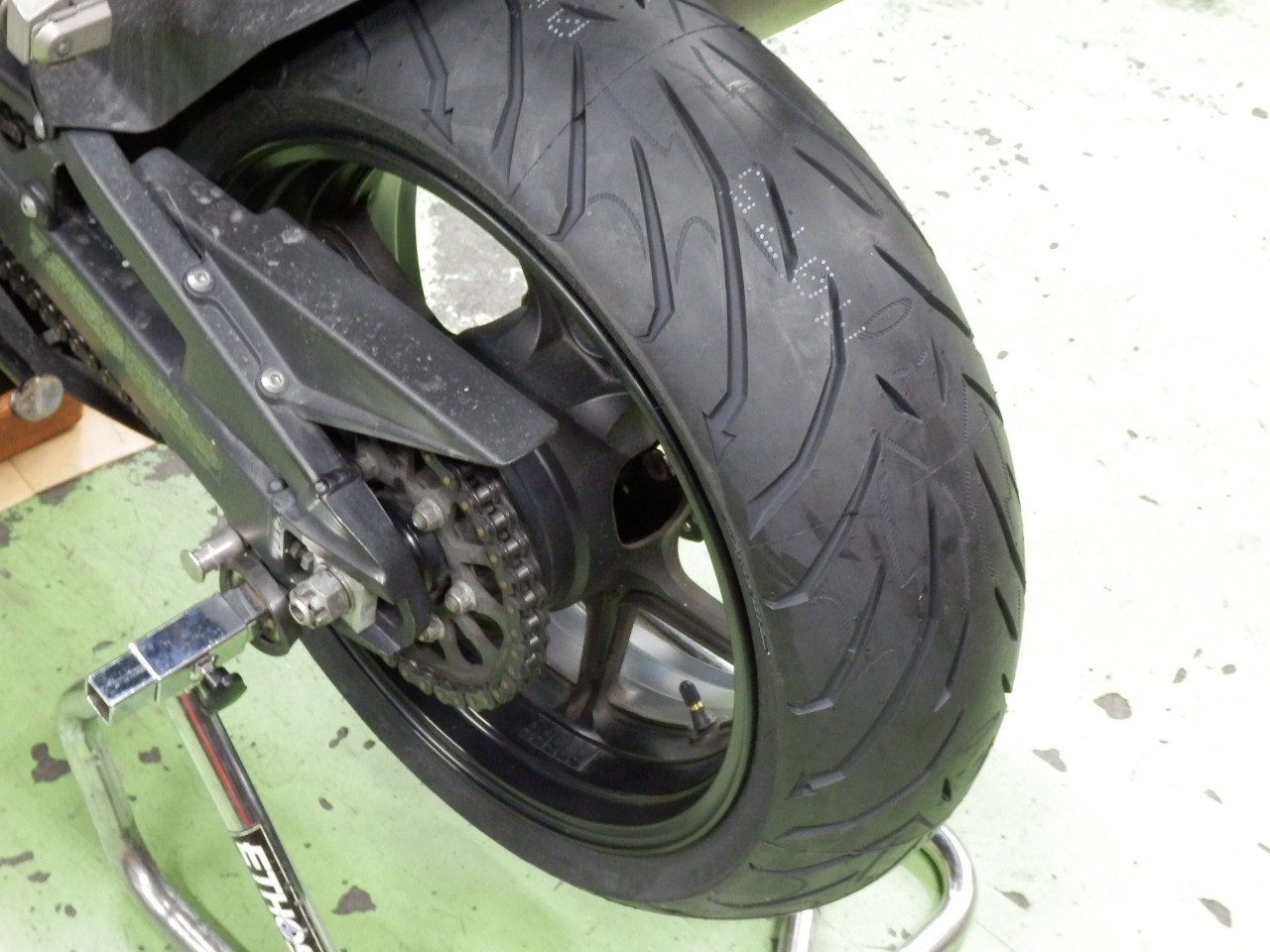 カワサキ ZX-10R『タイヤ交換』ピレリ エンジェルST: バイク用品店